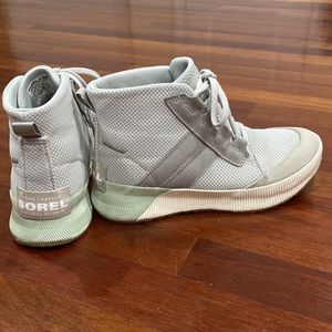 Like new Sorel Out N About III mid sneaker gray and mint green